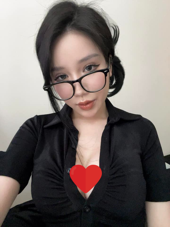 Streamer Yogurt Sets Hilarious Rules for Online Friend Requests 1 Streamer Yogurt posing