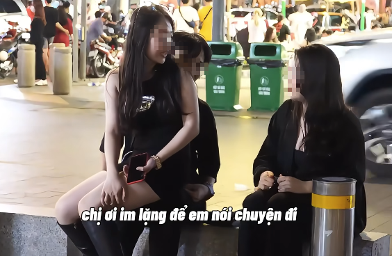 Streamer Sparks Backlash for Sitting on Guy’s Lap in Public 2 edit screenshot 2024 11 01 140012 17304450497251369128512