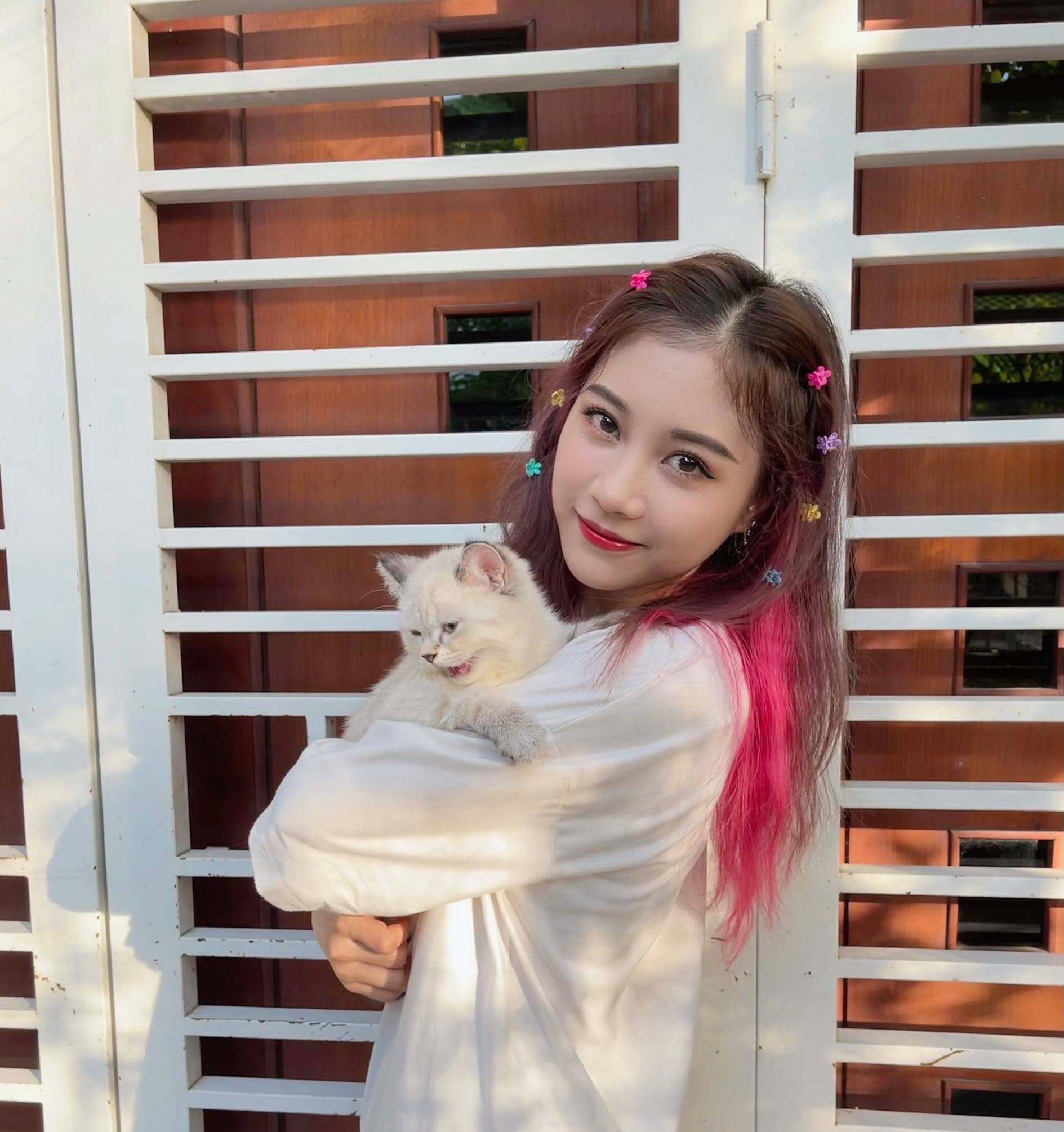 Nắng interacting with fans during a stream