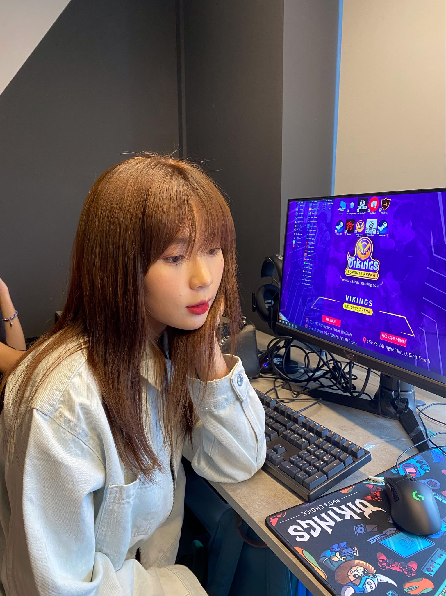 Streamer Miên Trinh’s Glow-Up After Độ Mixi’s Matchmaking 2 Miên Trinh gaming setup