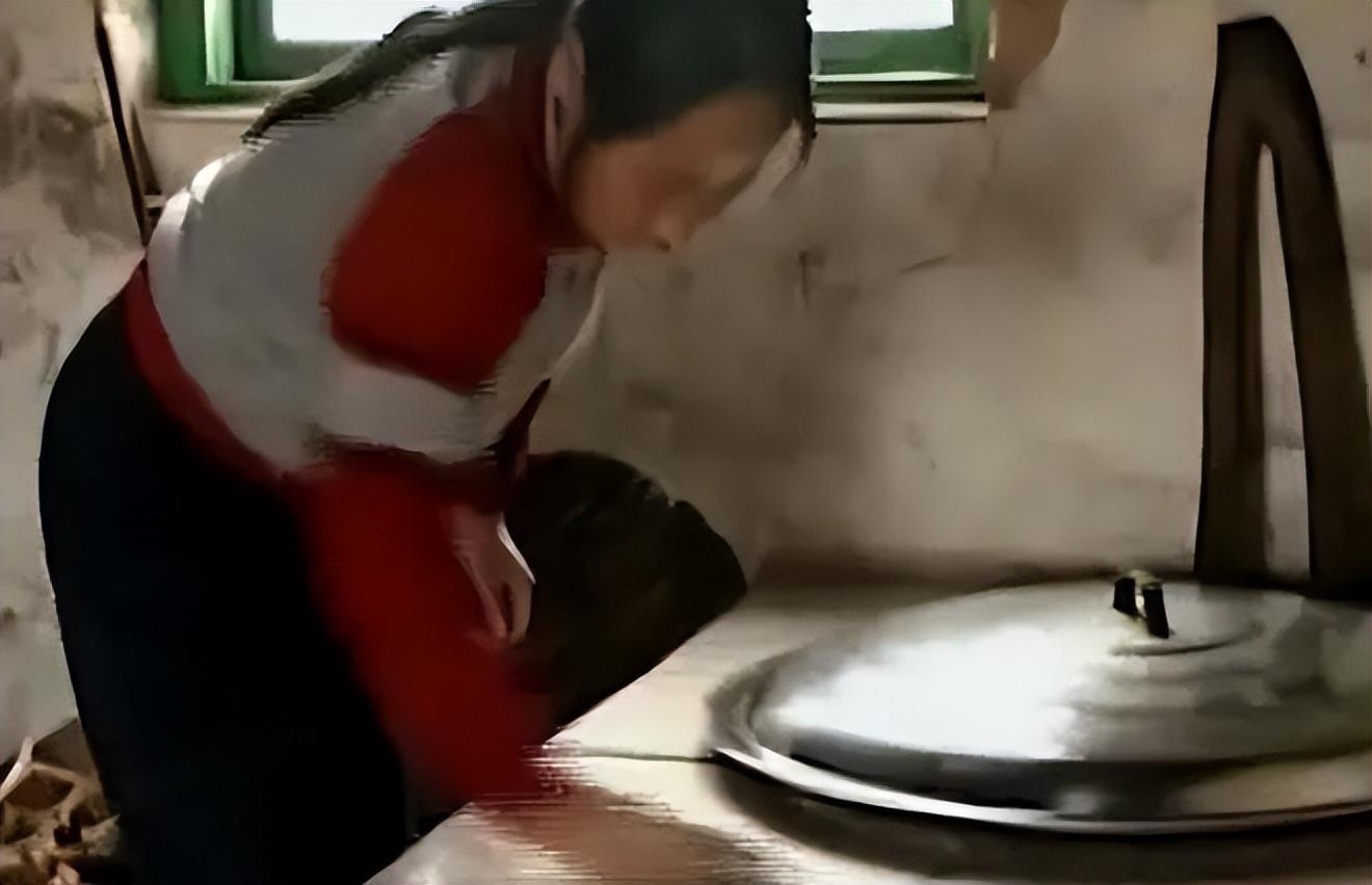 Woman’s Bond with Venomous Snake Sparks Family Drama 7 photo 1731559622679 1731559623337732342713