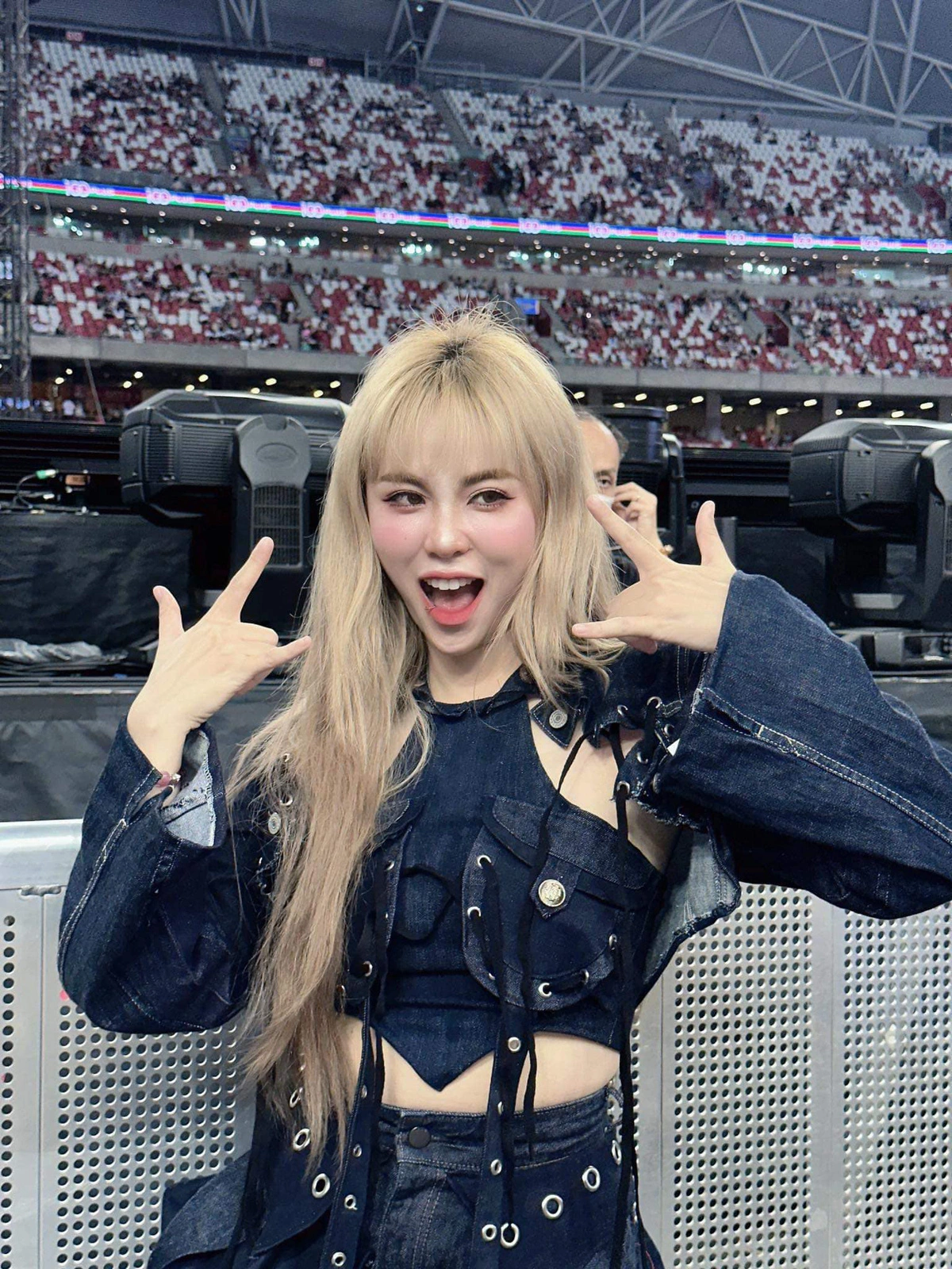 MisThy Stuns Fans With Bold New Fashion Look 1 MisThy on stage