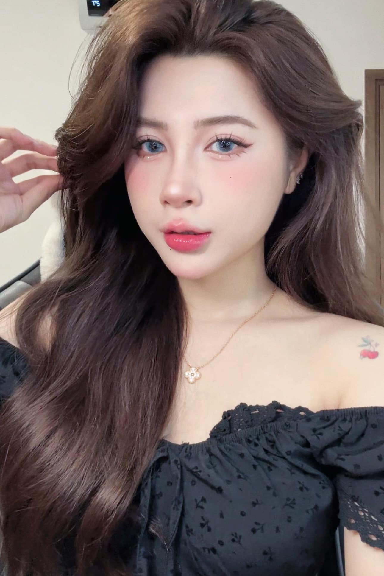 Streamer Quỳnh Ami Shatters Fans’ Dreams with Relationship Reveal 4 Quỳnh Ami photoshoot