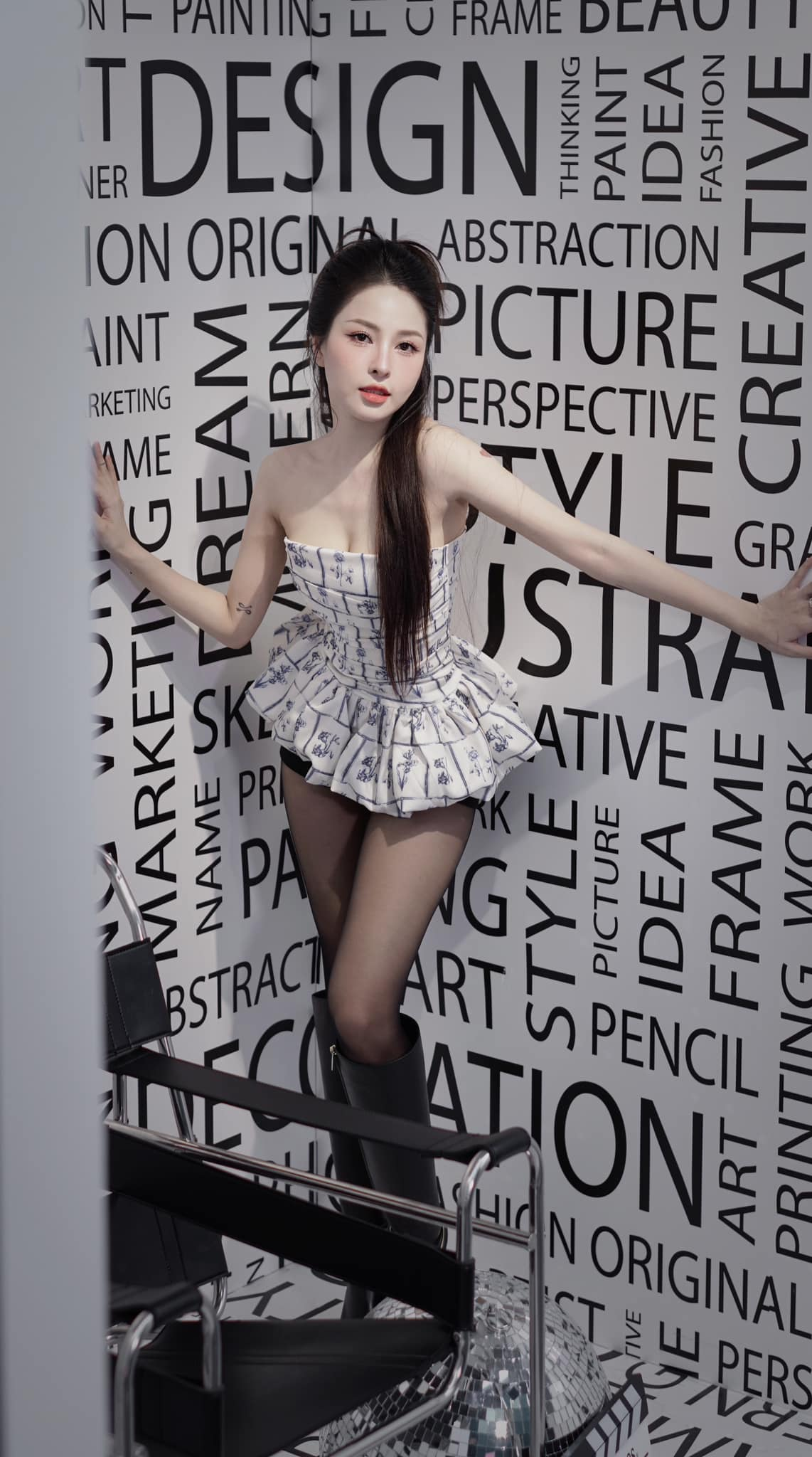Trâm Anh showing off her figure in a tight dress