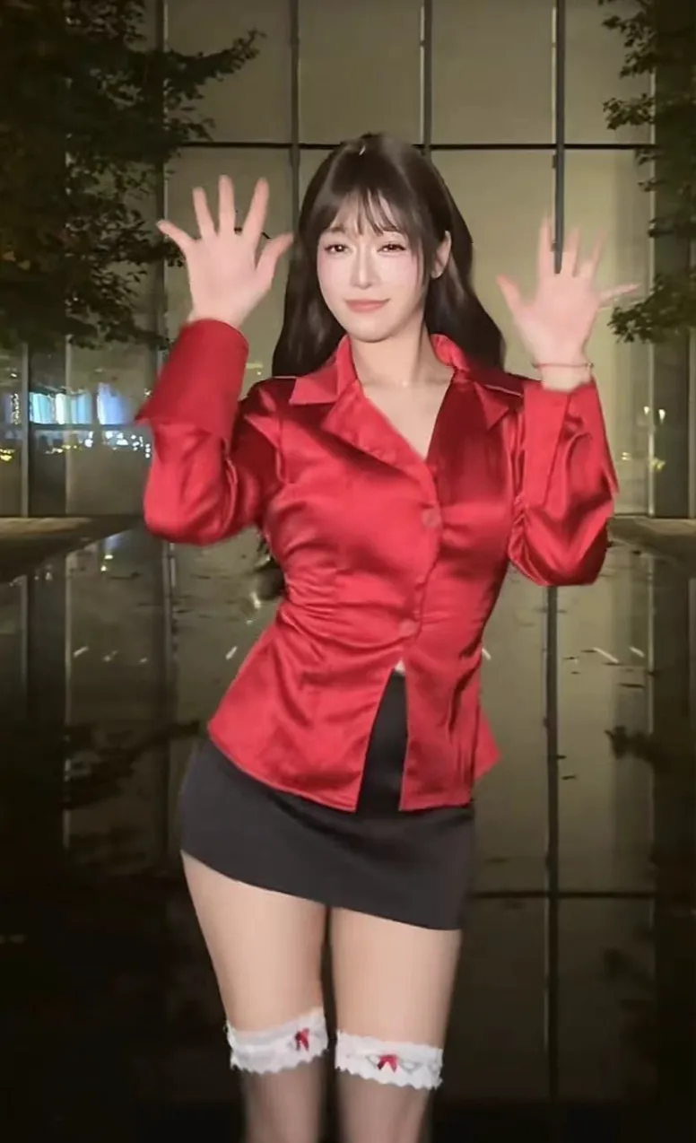 Ex-Gymnast Turned Streamer Sparks Buzz with Sensual Dance 2 Liu Fang dancing on stream