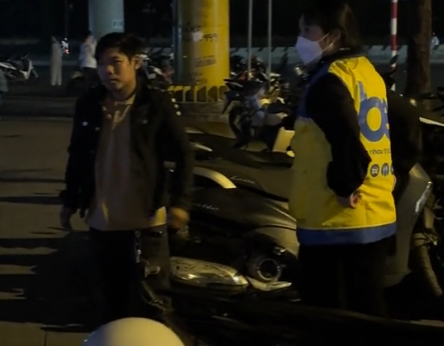 TikTok Star Thong Soai Ca Caught in Street Drama Sparks Debate 4 Thong Soai Ca street argument screenshot 3