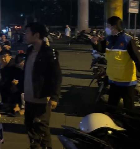 TikTok Star Thong Soai Ca Caught in Street Drama Sparks Debate 3 Thong Soai Ca street argument screenshot 2