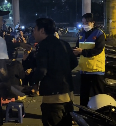TikTok Star Thong Soai Ca Caught in Street Drama Sparks Debate 2 Thong Soai Ca street argument screenshot 1