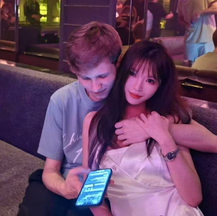 m0NESY with Chinese cosplayer