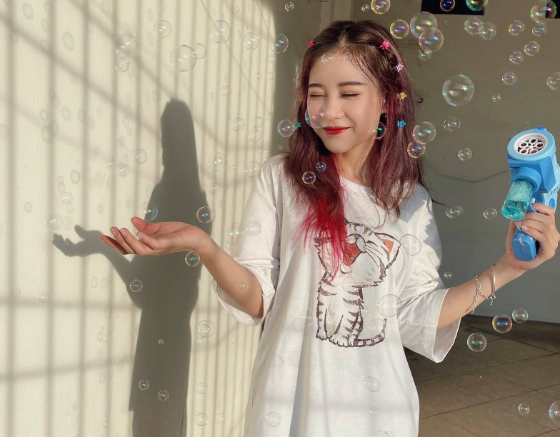Nắng smiling with hope during livestream