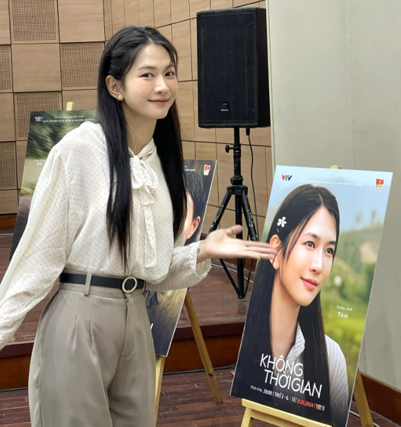 Le Bong Shines in Prime Time Drama, Ditches TikTok Star Label 3 Le Bong on set
