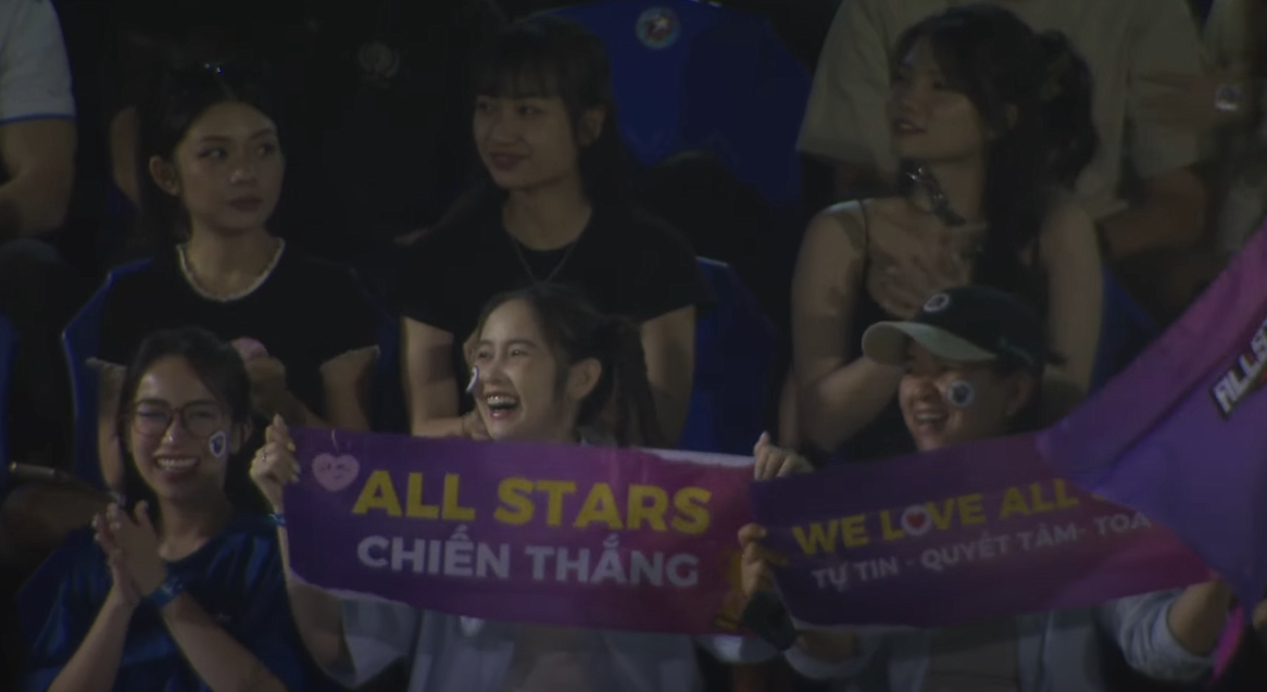 Mina Young Steals the Spotlight at Mixi Cup 9 Mai Quỳnh Anh cheering
