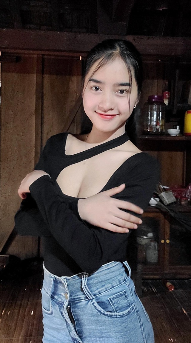 Yona Cươn stylish outfit