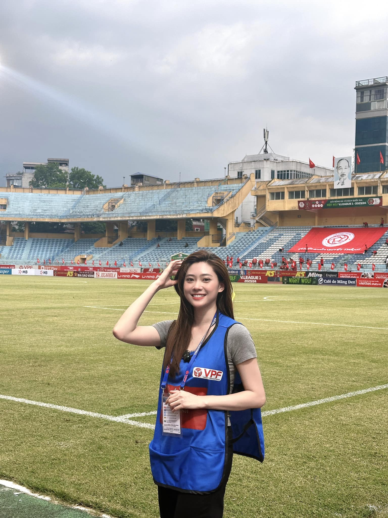 Vietnam’s Stunning Hot Girls Steal the Show at Việt Trì Stadium 4 Huyền Trang smiling at the match