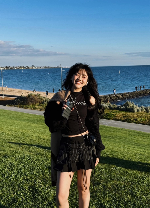 Bảo Hân Helia stuns in bold outfit showing off her curves
