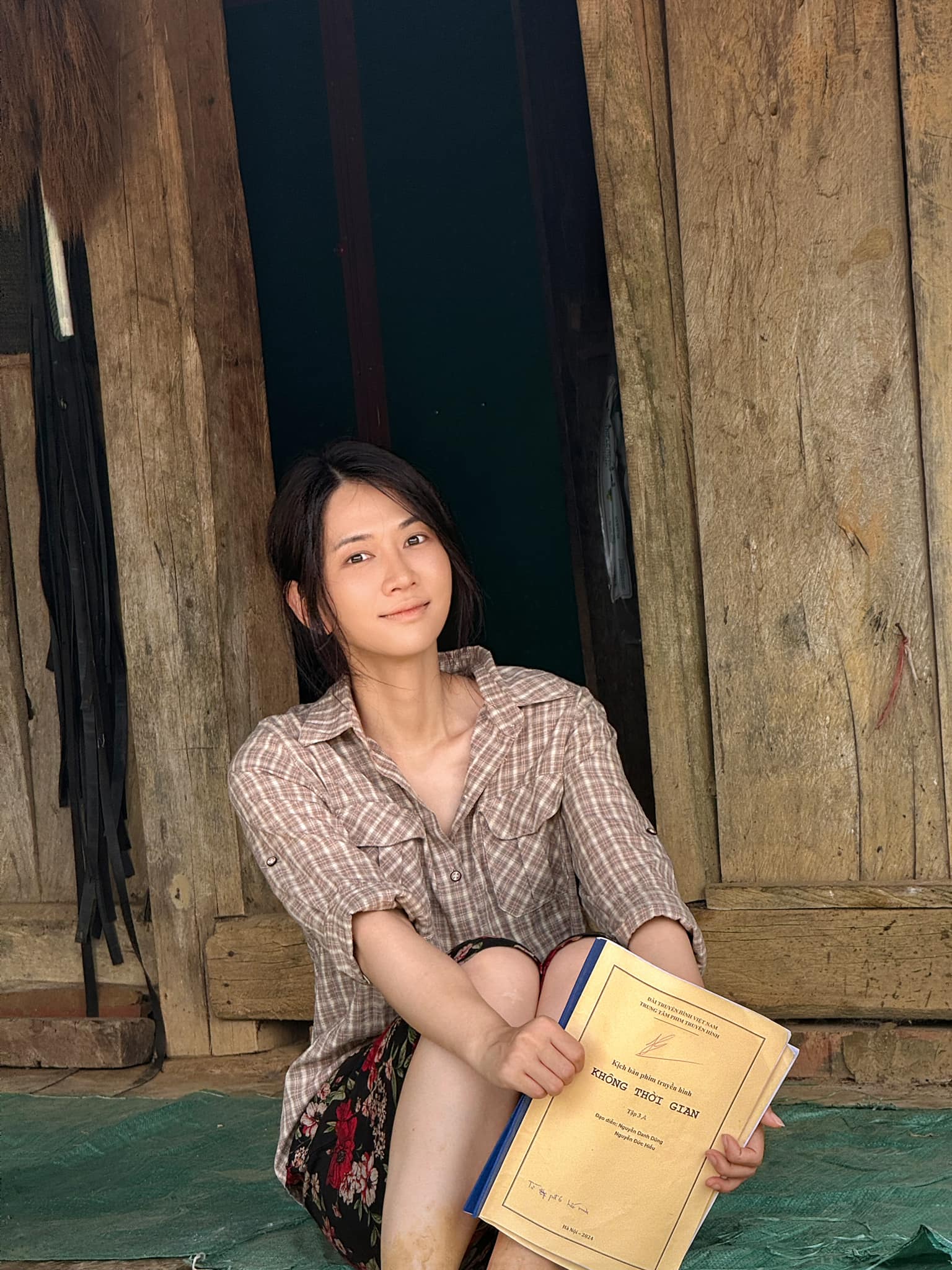 Le Bong’s New Look Shocks Fans in Gritty Drama Role 9 Le Bong's character in rugged setting