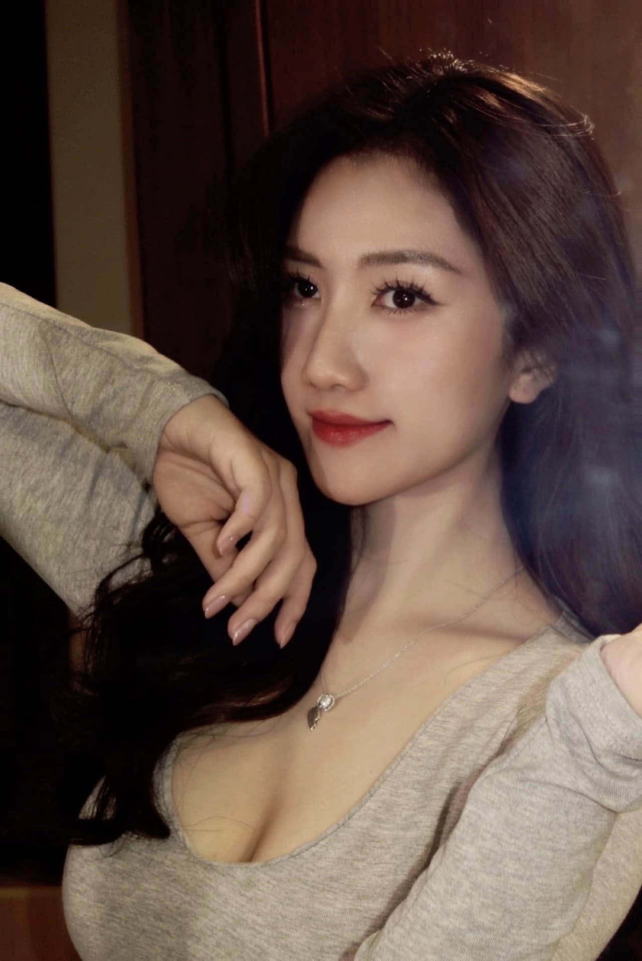 Linh Nắng in a casual low-cut t-shirt selfie