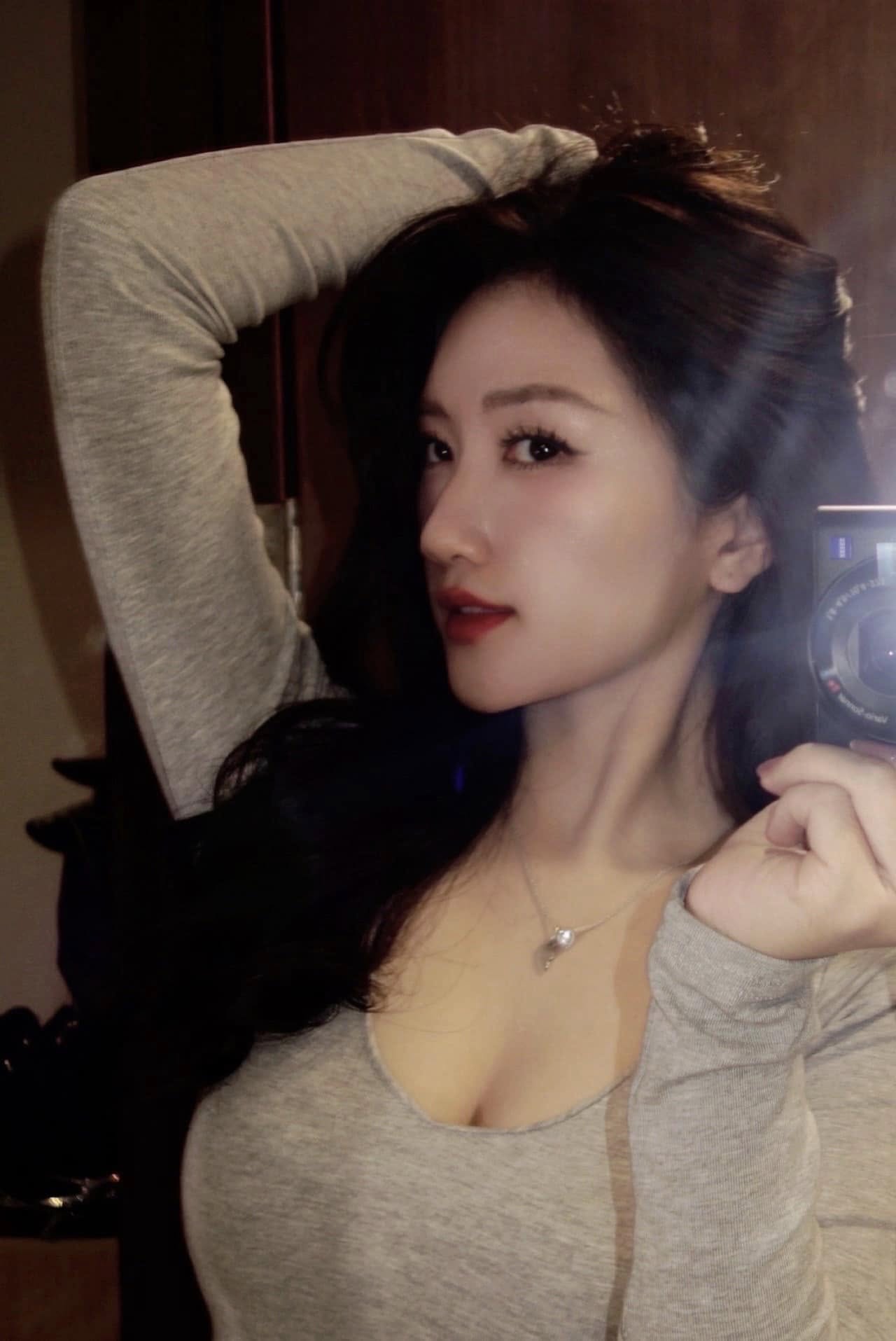 Linh Nắng posing confidently in a selfie