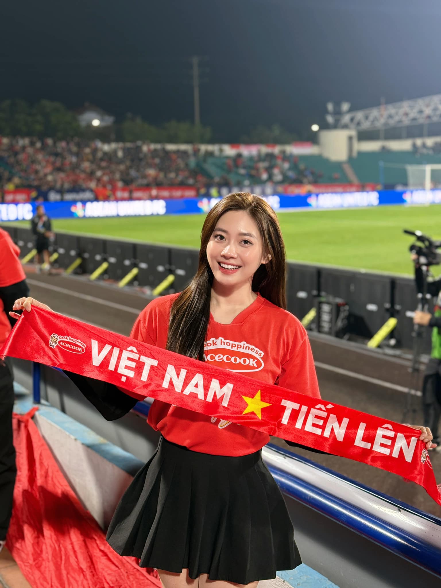 Vietnam’s Stunning Hot Girls Steal the Show at Việt Trì Stadium 2 Vietnam fan cheering at AFF Cup 2024