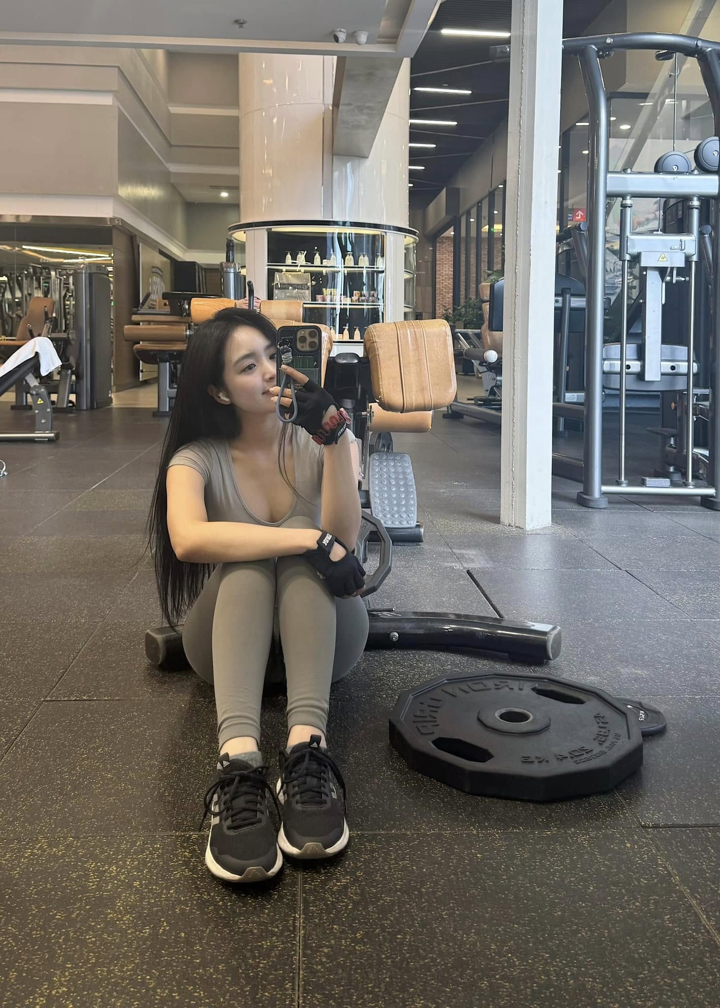 Hot Girl Le Phuong Anh Sparks Buzz with Gym Pics 5 Le Phuong Anh gym selfie