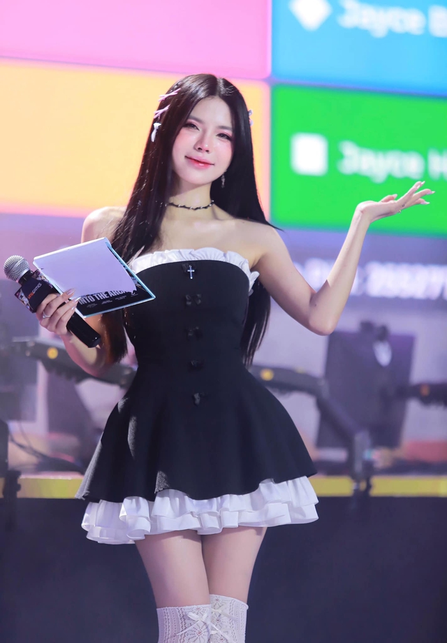 Close-up of Mai Dora's stunning figure leaves fans speechless