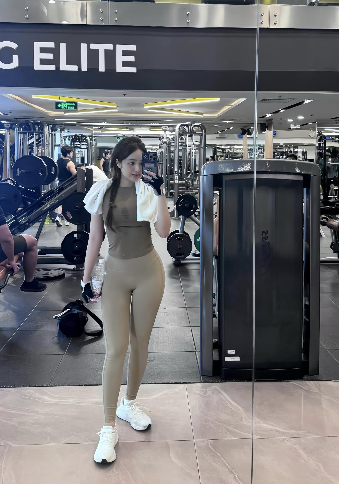 Hot Girl Le Phuong Anh Sparks Buzz with Gym Pics 4 Le Phuong Anh lying on gym mat showing curves