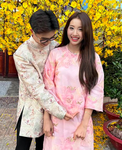 Huyền 2k4 announces happy news