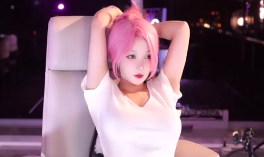Streamer Mina Opens Up About Struggles and Love Life 4 Mina smiling during stream
