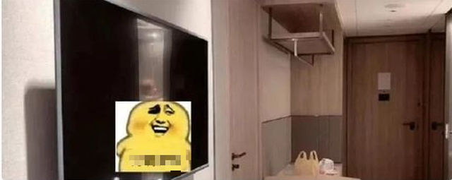 Streamer forgets to end livestream before shower