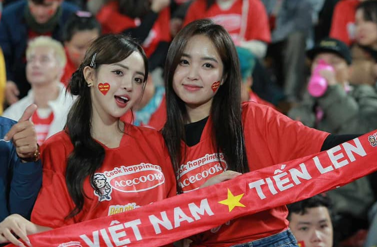 Vietnam’s Stunning Hot Girls Steal the Show at Việt Trì Stadium 6 Streamer Bé My and hot girl Phương Anh at the match