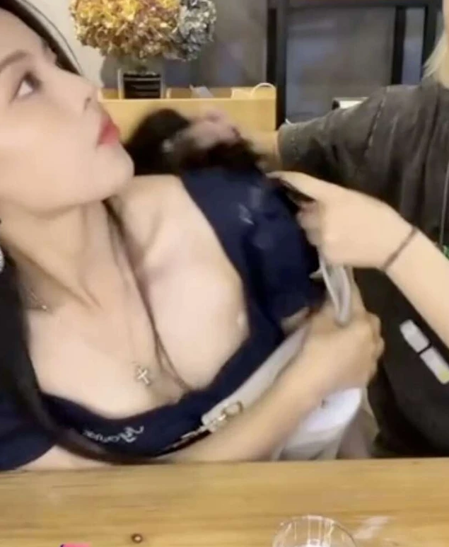 Streamer Yang Chaoyue Gets More Popular After Apron Slip On Stream 1 feafea e 17346780994161669402374