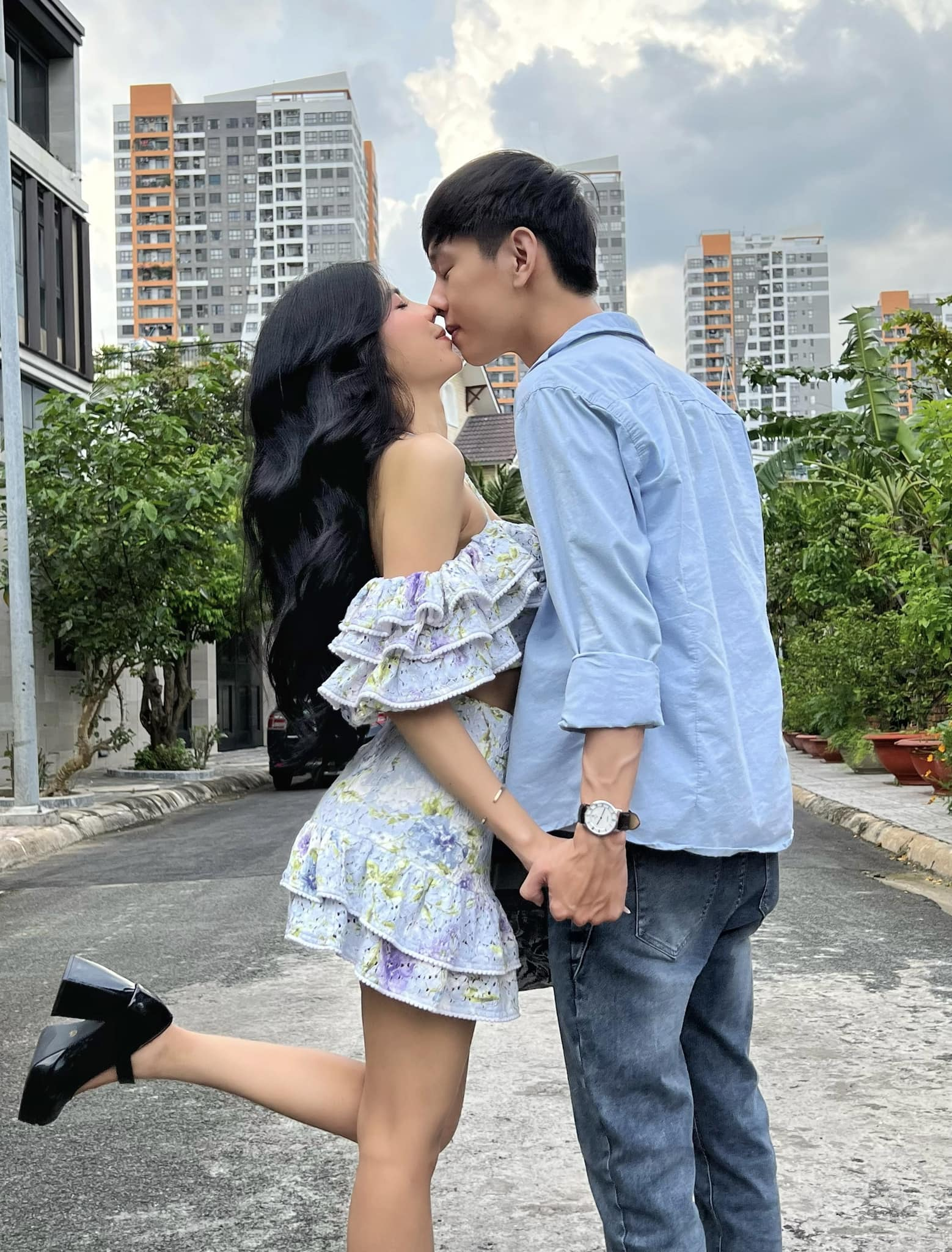 Mai Dora Shocks Fans with a Kiss on Live Stream 1 Mai Dora and Van Tung together