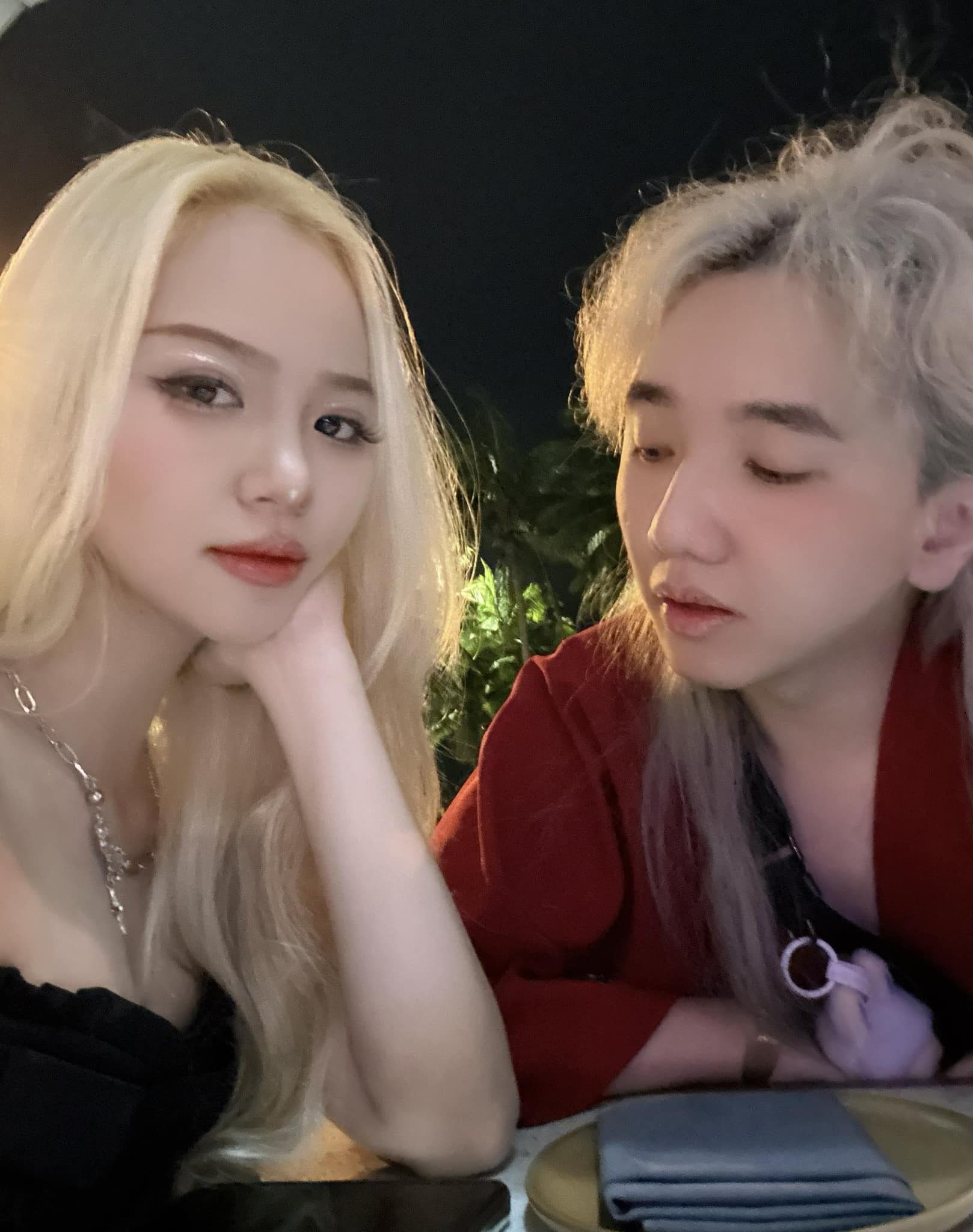 Bé Chanh Publicly Shows Off His Stunning Girlfriend 4 Bé Chanh checking map on girlfriend