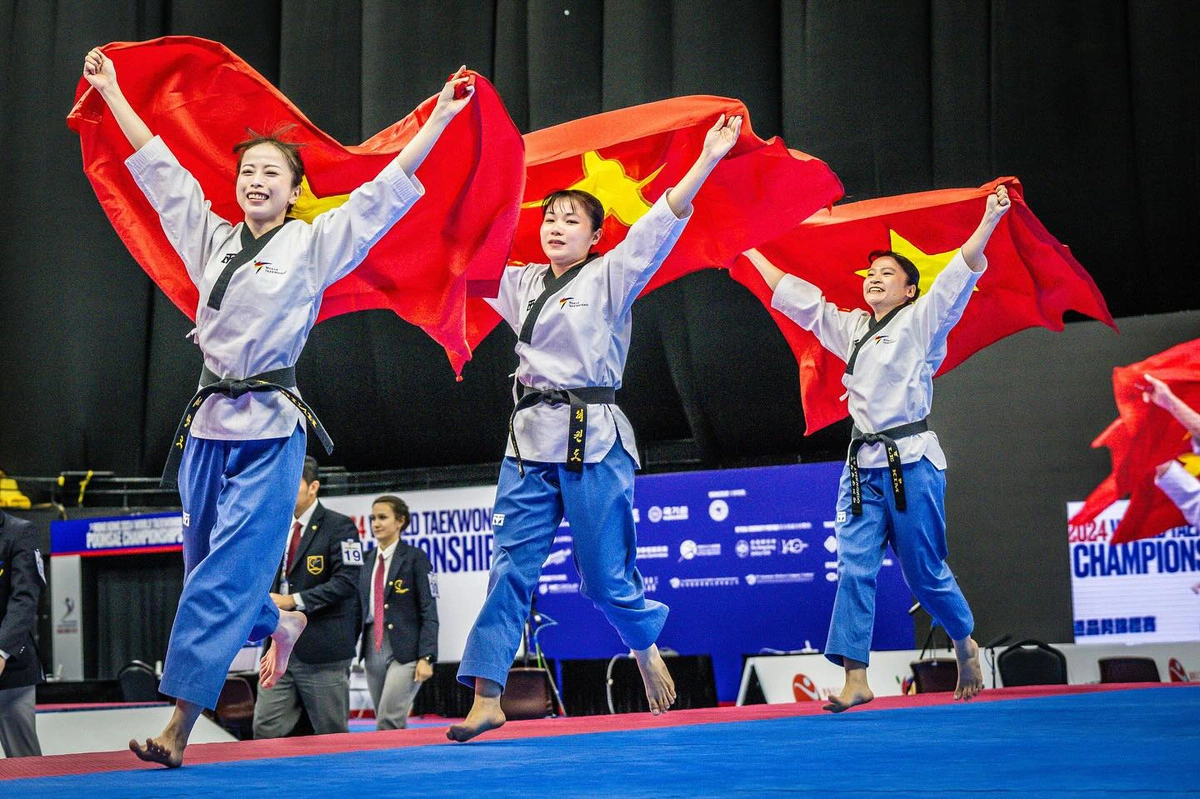 Taekwondo Star Châu Tuyết Vân Wins Two Golds at World Championship 4 Châu Tuyết Vân with teammates
