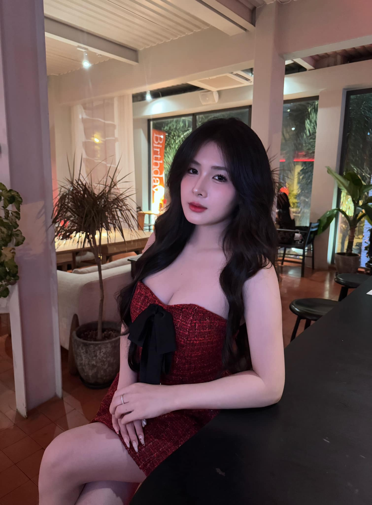 Quỳnh Alee Flaunts Sexy Look While Throwing Shade at Pro Gamer BF 2 Quỳnh Alee posing confidently
