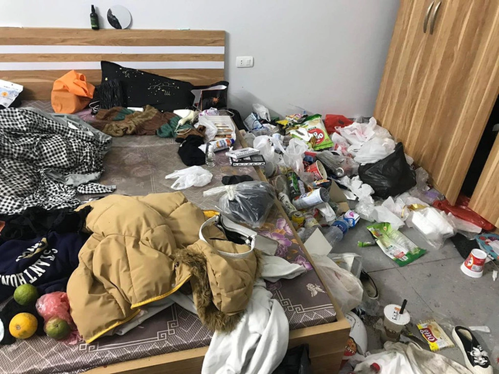 Guy Shocked by Girlfriend’s Messy Room After a Year Together 1 Illustration photo