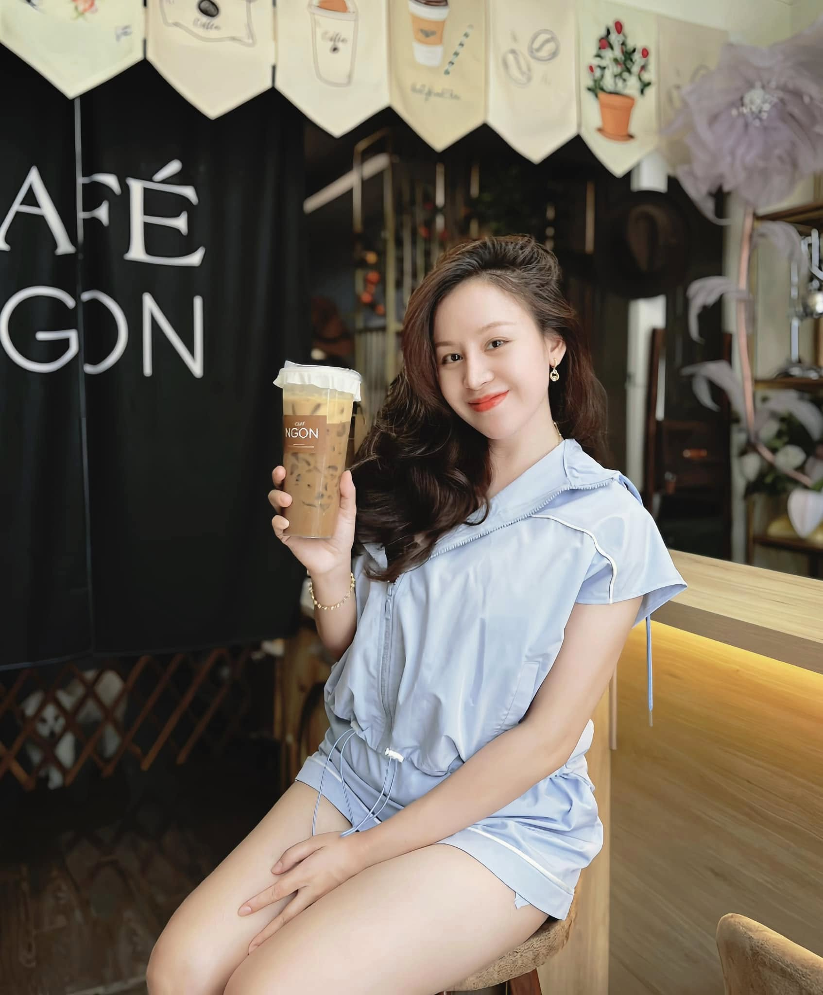 Bà Tưng’s Stunning New Look Shocks Fans 4 Bà Tưng working at her coffee shop