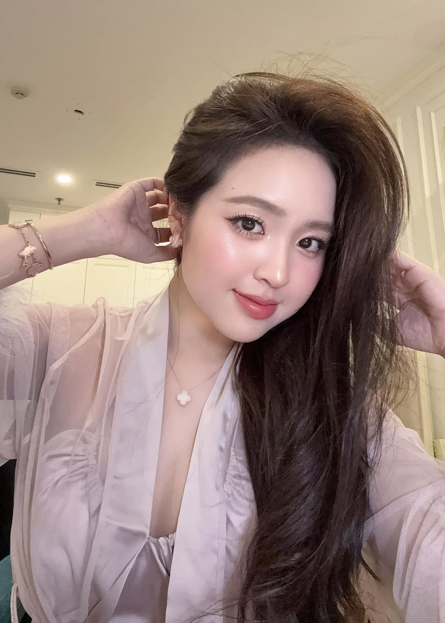 Hot Girl Le Phuong Anh Sparks Buzz with Gym Pics 9 Le Phuong Anh laughing and joking