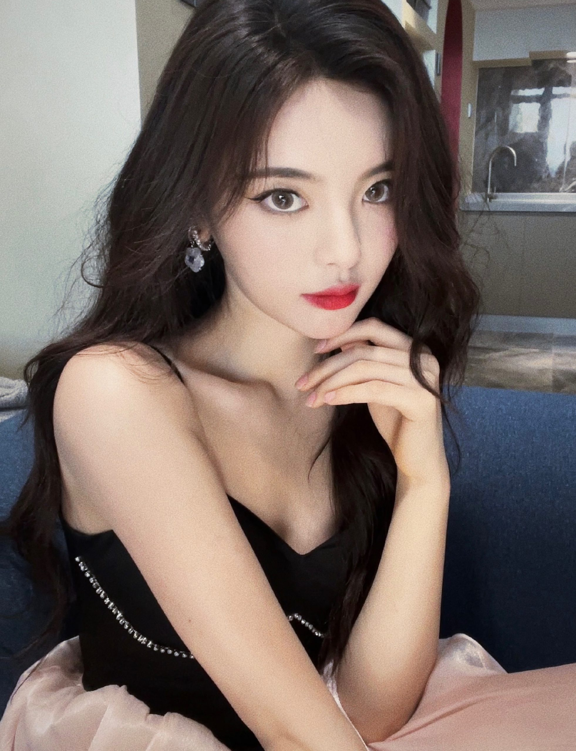 photo-1734496459419 Yang Chaoyue wearing apron during livestream