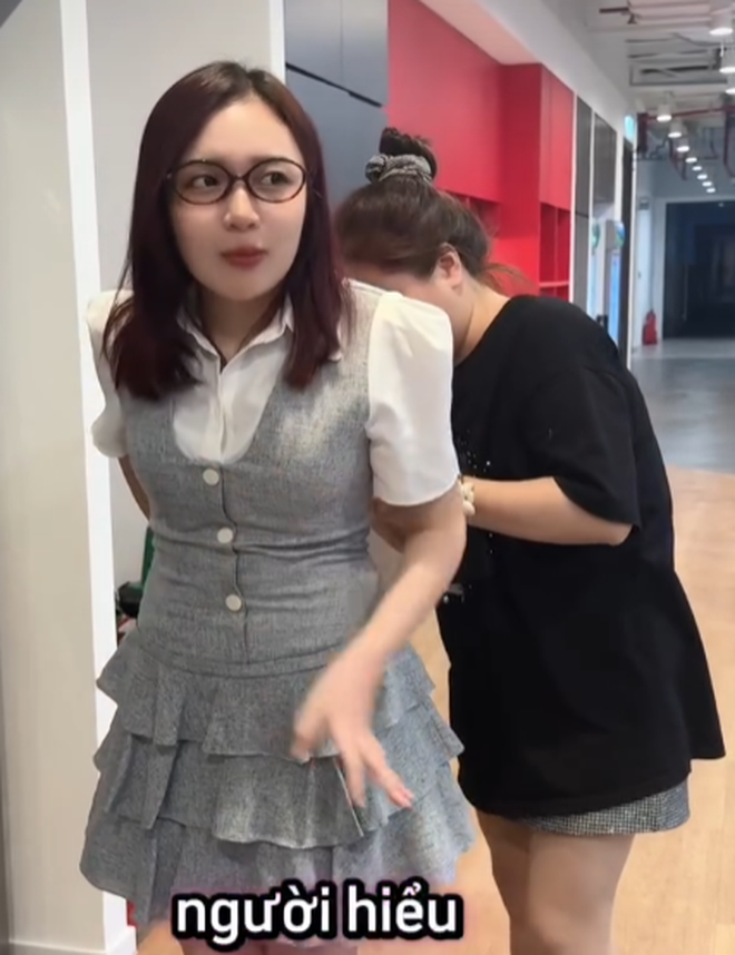 MC Phương Thảo dress malfunction