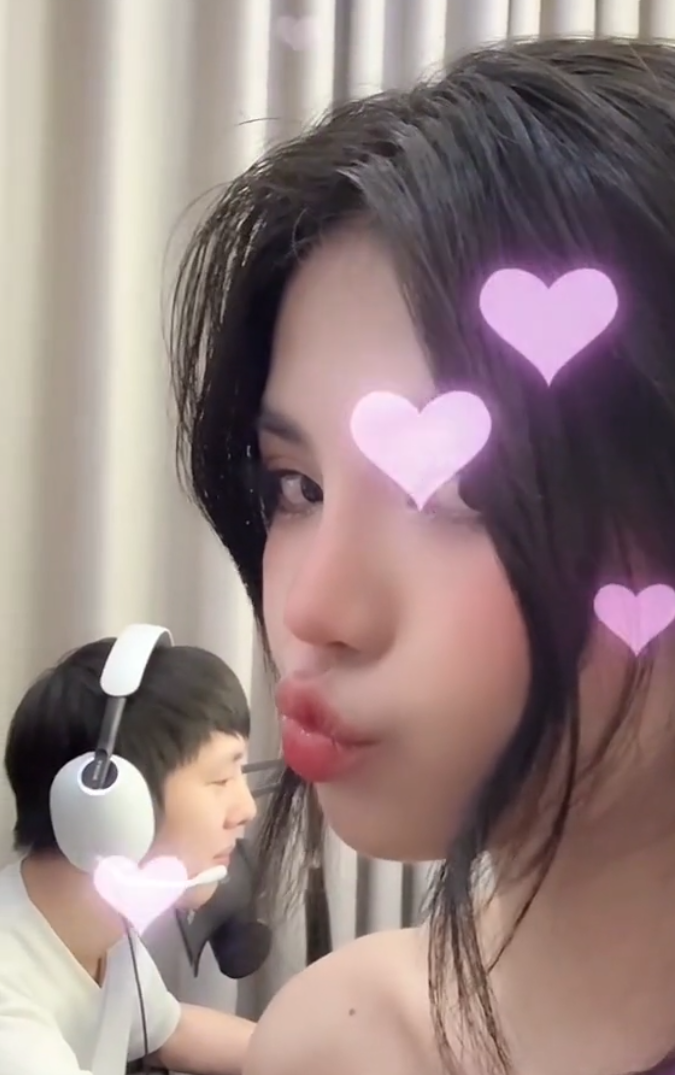 Mai Dora Shocks Fans with a Kiss on Live Stream 2 Mai Dora kisses Van Tung on stream