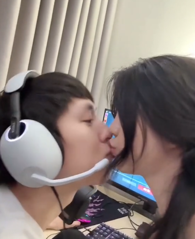 Mai Dora Shocks Fans with a Kiss on Live Stream 3 Fans react to Mai Dora's kiss