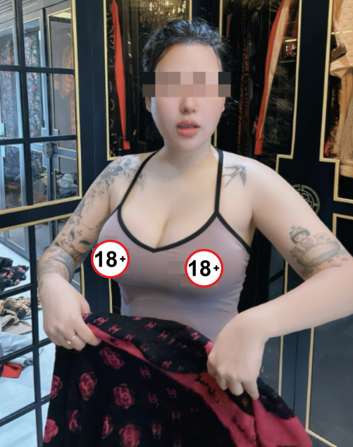 Famous Gamer Sparks Debate Over Revealing Photo 3 Controversial revealing photo of gamer S