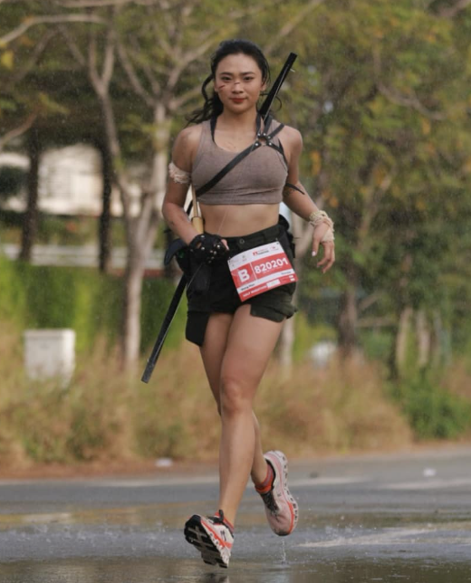 Hot Girl Turns Heads Running as Lara Croft Cosplay