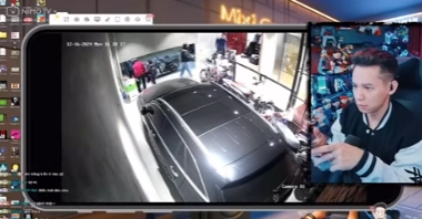 Streamer Độ Mixi Struggles with Stalker Breaking Into His Home 1 The male fan had previously met Độ Mixi at a soccer field, chatted, asked for photos, and even money.