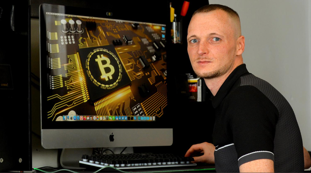 Man Loses $800M Bitcoin Hard Drive After Girlfriend Tosses It