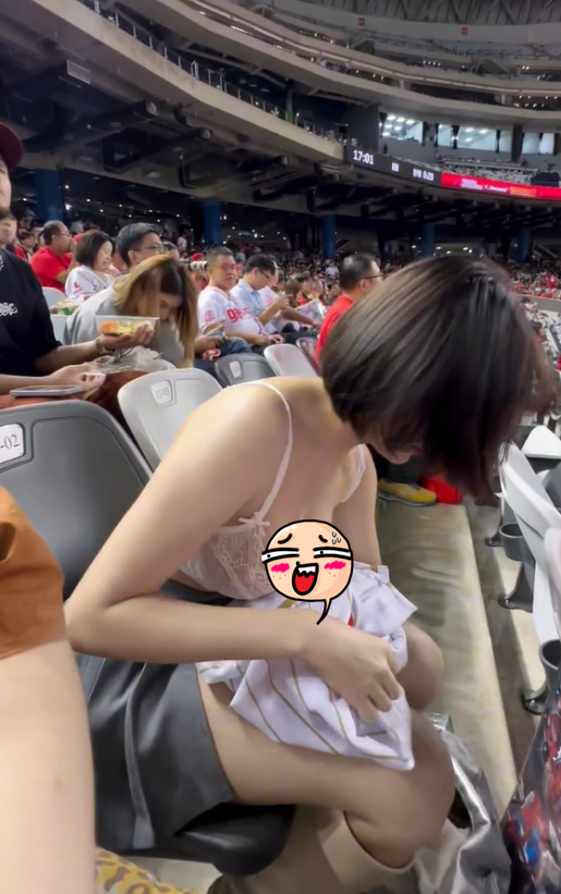 Hot girl sparks debate by taking off shirt at baseball game - Photo 3.