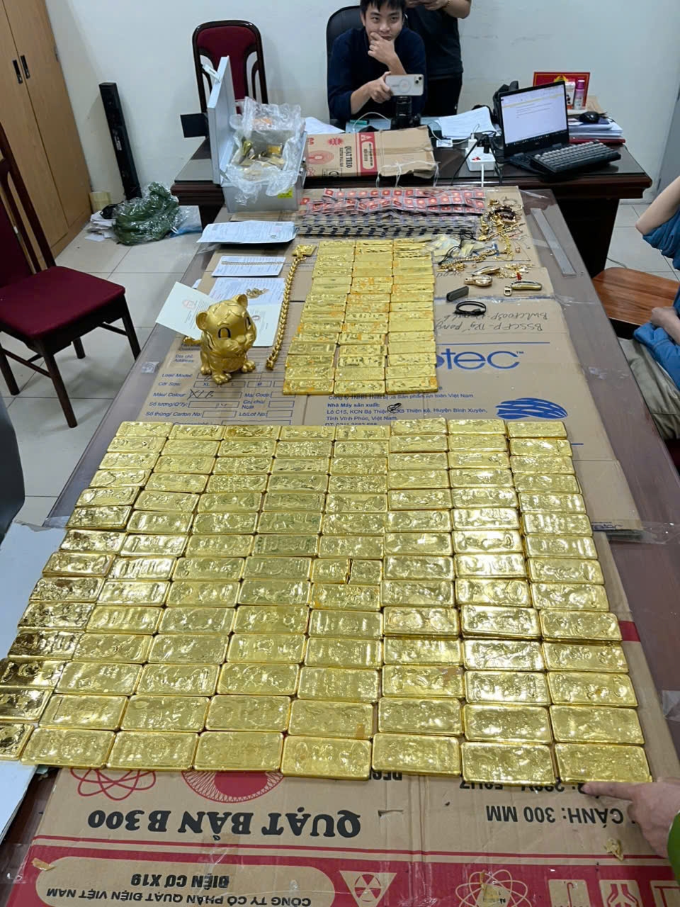 A total of 890 SJC gold bars and 246 kg of solid gold were confiscated.