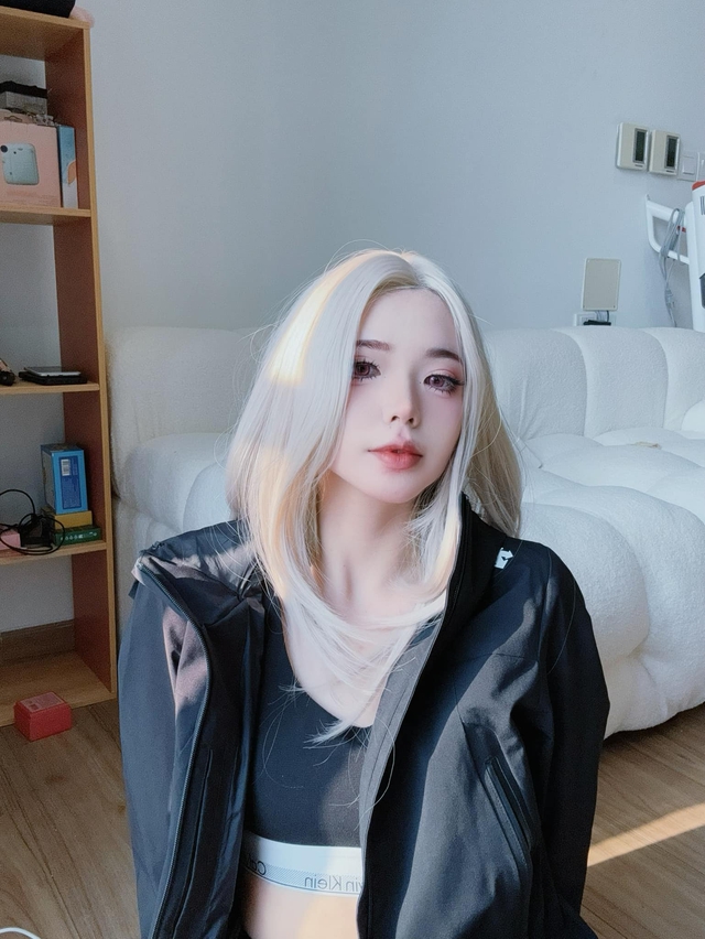 Streamer Remind Stuns Fans with Stunning New Looks 5 Remind cosplay side profile
