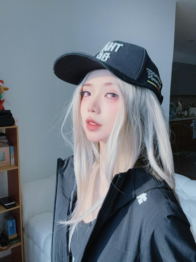 Streamer Remind Stuns Fans with Stunning New Looks 4 Remind cosplay full shot